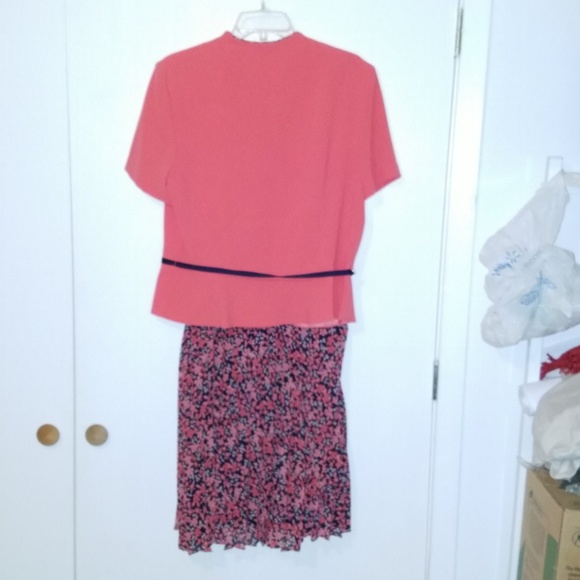 Julian Taylor 2 Piece Skirt Suit.  Size: 14 - Picture 2 of 5